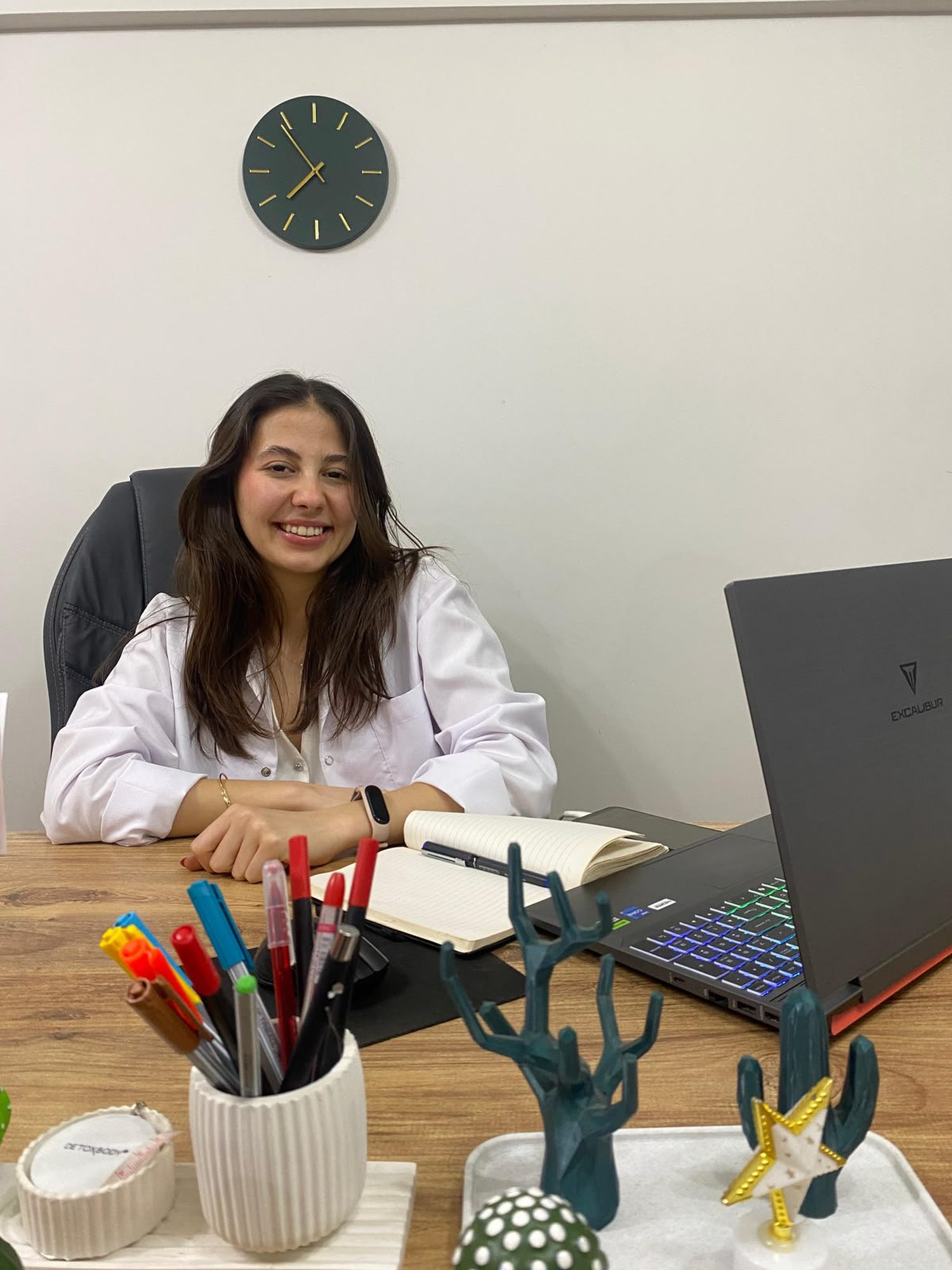 Diyetisyen Gizem Bulut çalışma masasında